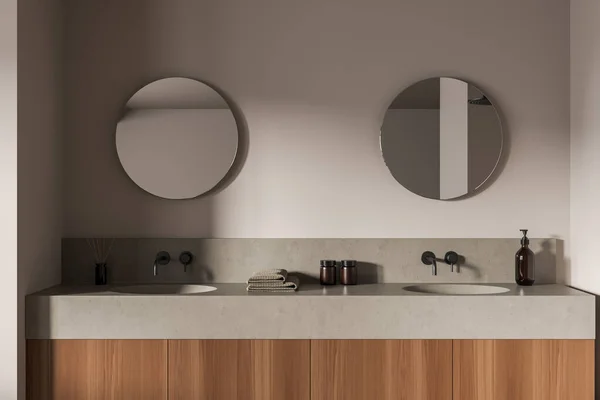 Beige Wasruimte Interieur Met Dubbele Wastafels Ronde Spiegels Aan Muur — Stockfoto