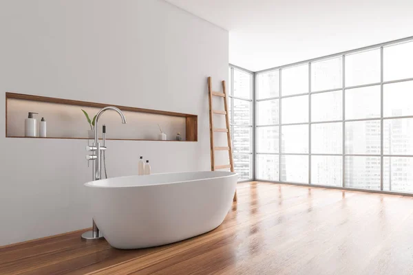 Modernes Badezimmer Mit Weißer Keramik Badewanne Laubholzböden Fensterpanorama Leiter Kein — Stockfoto