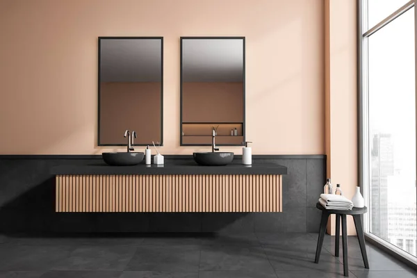 Dunkles Badezimmer Mit Zwei Waschbecken Und Spiegeln Seifenflasche Und Handtuch — Stockfoto