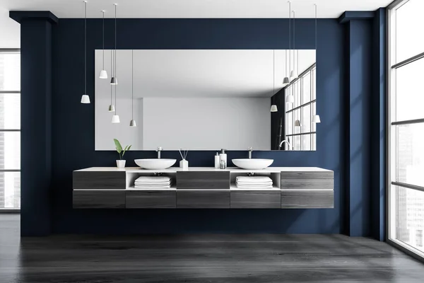 Interior Del Baño Azul Con Dos Lavabos Espejo Accesorios Baño —  Fotos de Stock