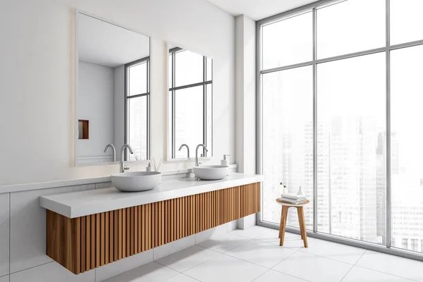 Beyaz Banyo Içi Iki Lavabo Ayna Yan Manzara Sabun Şişesi — Stok fotoğraf