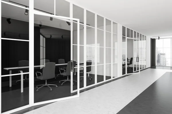 黑漆漆的办公室内部有会议室板 扶手椅 全景窗与新加坡城市摩天大楼 混凝土地板 玻璃隔板 工作过程和合作的场所 3D渲染 — 图库照片