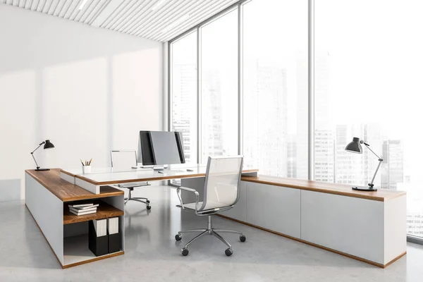 Eckansicht Des Weißen Hellen Büroraums Mit Zwei Arbeitsplätzen Panoramafenster Mit — Stockfoto