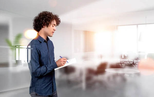 Zakenman Denim Shirt Profiel Schrijven Business Papers Met Pen Geconcentreerde — Stockfoto