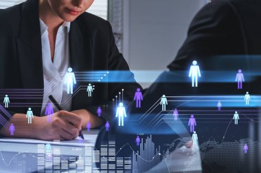 İş kadını kalemle, parlayan insan ağı hologramı, dünya küresi ve istatistikleri, iki kez maruz kalma, adam toplama ve iletişimle not alıyor. Röportaj kavramı