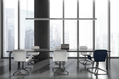 Koyu endüstriyel ofis koltukları, siyah masadaki laptop, gri beton zemin. Aygıtlı ofis alanı, Singapur gökdelenli panoramik pencere, 3D görüntüleme