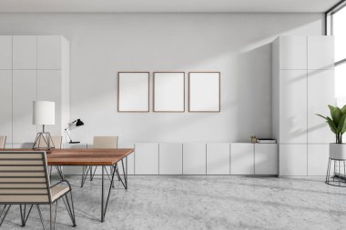 Beyaz toplantı odasının içi ahşap koltuklar ve masa, gri beton zemin. Pencere ve bitki, süslemeli raf ve üç çerçeve, üç boyutlu görüntüleme