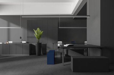 Resepsiyonlu karanlık endüstriyel ofis, masada kitaplar ve minimalist koltuklar. Beton zeminde siyah raf ve bitki. Modern çatı katında ortak çalışma alanı, 3B oluşturma