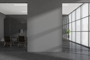 Karanlık toplantı odası, cam kapıların arkası, ön manzara, koltuklar ve gri beton zemin üzerindeki masa. Şehir manzarasında panoramik pencerenin yanına dikin. Boşluk koyu duvarını kopyala, 3 boyutlu görüntüleme