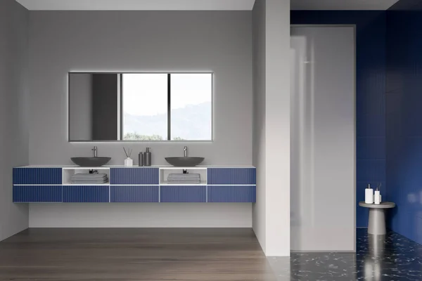 Moderní Koupelna Interiér Dvojitým Umyvadlem Zrcadlo Sprchovací Kout Modré Dlaždice — Stock fotografie