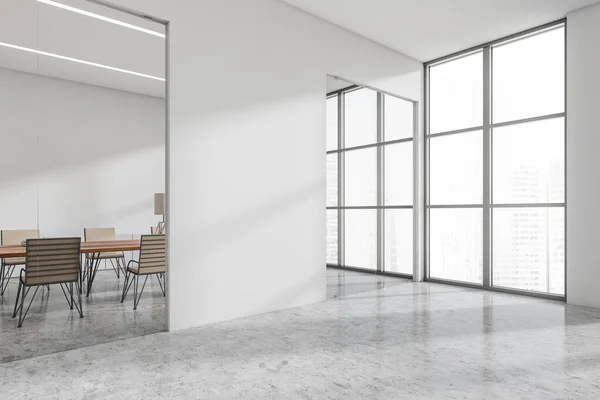 Białe Wnętrze Sali Konferencyjnej Szklanymi Drzwiami Widok Boku Drewniane Fotele — Zdjęcie stockowe