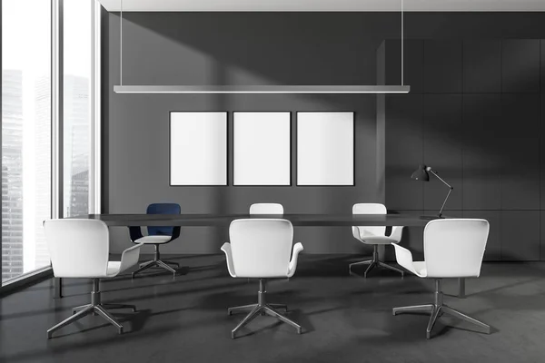 Interior Escuro Sala Reuniões Com Cadeiras Lâmpada Mesa Piso Concreto — Fotografia de Stock