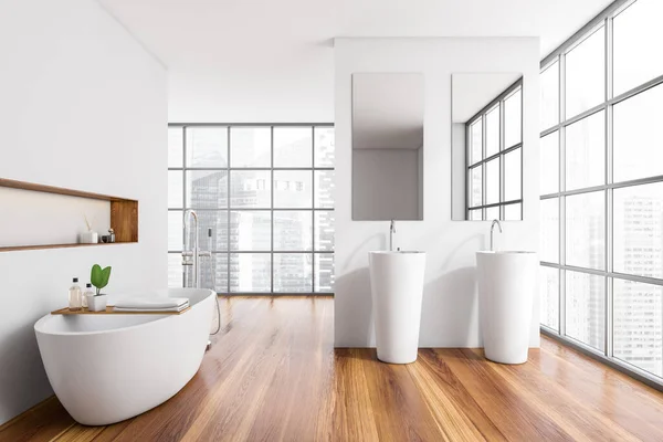 Modernes Badezimmer Mit Keramikbadewanne Und Zwei Weißen Waschbecken Laubholzböden Fensterpanorama — Stockfoto