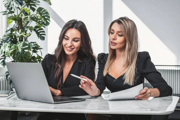 Zwei Bürofrauen Arbeiten Zusammen Unterhalten Sich Und Schauen Auf Laptop — Stockfoto