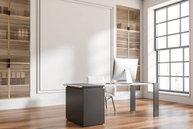 Masa, bilgisayar, yan görünüş, ahşap döşemeli hafif yönetici odası. Dosyaları olan kapalı raflar. Şehir manzaralı panoramik pencere. Boşluk boş beyaz duvarı kopyala, 3B oluşturma