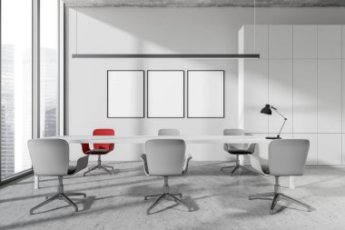 Aydınlık toplantı odası içinde sandalyeler ve lamba, gri beton zemin. Singapur şehir manzaralı panoramik pencere. Üç çerçeve, üç boyutlu görüntüleme