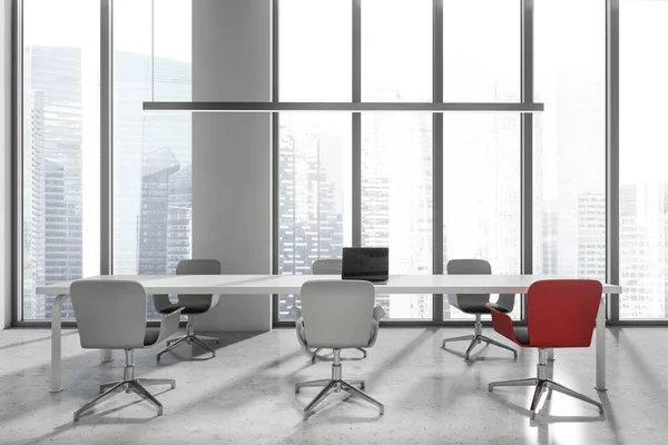 Промышленный Офисный Интерьер Шестью Креслами Ноутбук Белом Столе Серый Бетонный — стоковое фото