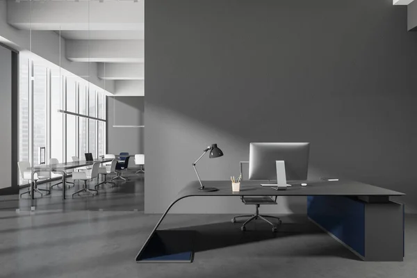 办公室内部黑暗 入口前设有接待处 桌上有电脑 有灰色混凝土地板 与家具共建工作大厅 与新加坡共建全景窗口 复制空墙 3D渲染 — 图库照片