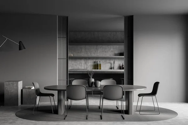 灰色厨房内部有6把椅子 餐桌在地毯上 灰色混凝土地板上 烹调室备有架子和厨房用具 前视镜 站立与装饰和灯 3D渲染 — 图库照片