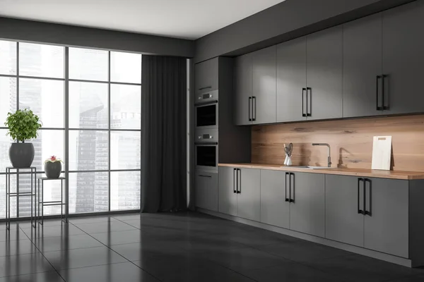 カーテン ダブルオーブン シンク 調理机 コンクリートタイルの床とパノラマ窓付きの暗いキッチンルームのインテリアのコーナービュー ミニマルデザインのコンセプト 創造的なアイデアのためのスペース 3Dレンダリング — ストック写真