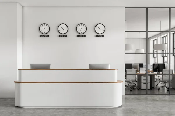Světlý Interiér Kancelářské Místnosti Recepcí Betonovou Podlahou Panoramatickým Oknem Desktopy — Stock fotografie