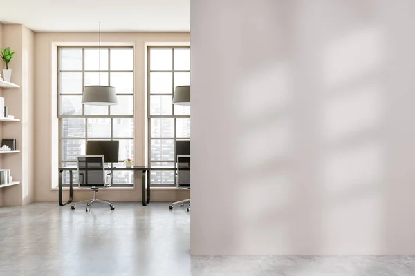 空の白い壁と明るいオフィスルームのインテリアのフロントビュー デスクトップ付きのデスク コンクリート床 アームチェア フォルダ付きの棚 Ceoの概念 作業プロセスのための場所 モックアップ 3Dレンダリング — ストック写真