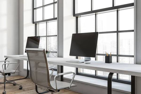 Coworking Room Interior White Armchairs Computer Desktop Table Black Screen — Stock Photo, Image