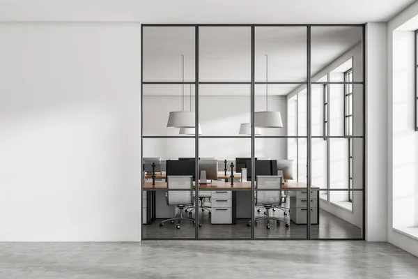 玻璃门后面的白色办公室内部 桌子上有桌上型电脑的扶手椅 灰色混凝土地板 有阳光的窗户复制空白墙壁 3D渲染 — 图库照片