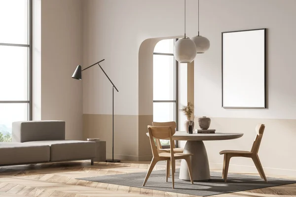 Helles Wohnzimmer Mit Stühlen Und Sofa Seitenblick Tisch Mit Kunstdekoration — Stockfoto