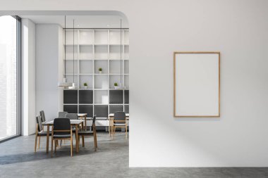 İçi boş beyaz posterli parlak bir kafe sandalyeli masalar, panoramik pencere, duvar, kemer ve beton zemin. Minimalist tasarım kavramı. Yaratıcı fikir için yer var. Model yap. 3d oluşturma