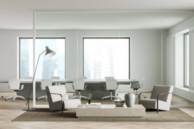 Beyaz ofis içi iki koltuk ve kahve masası, ahşap döşemeli halı. Şehir manzarasında panoramik pencerenin yanında sandalyeli ve panoramik pansiyonlu bir toplantı odası. 3B görüntüleme