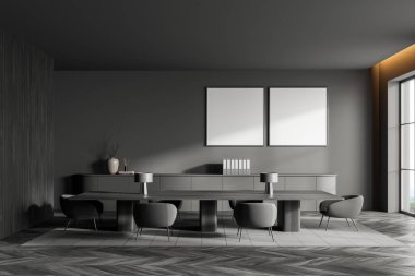 Karanlık konferans odasının içinde koltuklar, siyah ahşap masa, halı ve ahşap zemin var. Dosyaları olan bir ofis dolabı. Kırsal kesimin penceresi. Sıraya dizilmiş iki maket poster, üç boyutlu görüntüleme