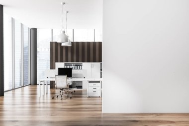 Koltuklarla, bilgisayar masaüstüyle ve klasörlü raflarla beyaz eşzamanlı çalışma. Singapur gökdelenli panoramik pencere. Giriş öncesi boş duvarı kopyala, 3B görüntüleme