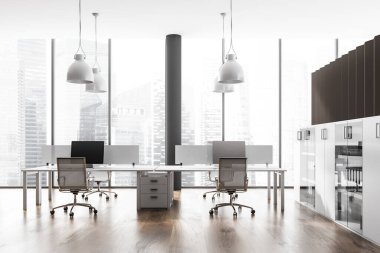 Masaları, koltukları, panoramik pencereleri, klasörleri ve ahşap zemini olan masaları olan parlak ofis odasının yan görüntüsü. Çalışma süreci ve birlikte çalışma mekanı kavramı. 3d oluşturma