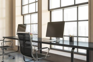 Çalışma odasının içinde siyah koltuklar, üzerinde siyah ekranlı bilgisayar masaüstü, gri beton zemin. Singapur şehir manzaralı panoramik pencereli ofis alanı, 3B görüntüleme