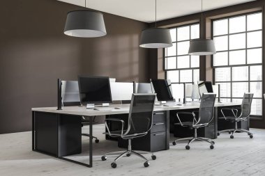 Masaları, koltukları, panoramik pencereleri ve ahşap zemini olan karanlık ofis odasının iç köşesi. Çalışma sürecinin konsepti. 3d oluşturma