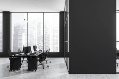 Masa, yan görüş, gri beton zemin üzerinde koltuklar ve masaüstü bilgisayarı olan karanlık bir çalışma odası. Singapur manzaralı bir pencere. Boşluk siyah duvarını kopyala, 3B oluşturma