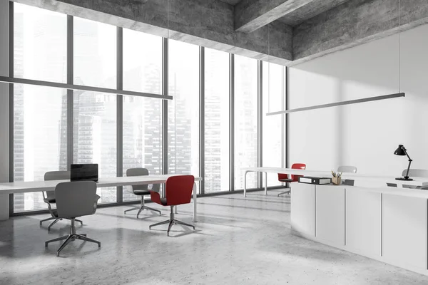 黑暗的工业办公室内部与扶手椅 侧视图 笔记本电脑和灯在桌子上 灰色混凝土地板 带有全景窗的工作空间 新加坡摩天大楼 3D渲染 — 图库照片