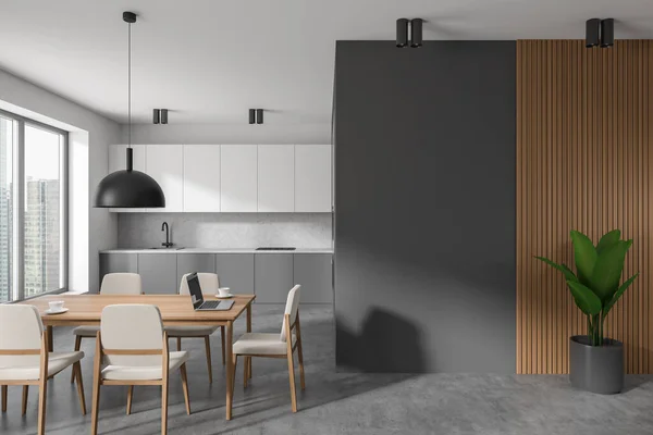 Graue Kücheneinrichtung Mit Fünf Stühlen Und Holztisch Und Laptop Betonboden — Stockfoto