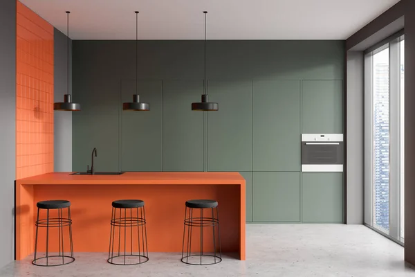 Interior Kamar Dapur Gelap Dengan Meja Bar Dengan Tiga Bangku — Stok Foto