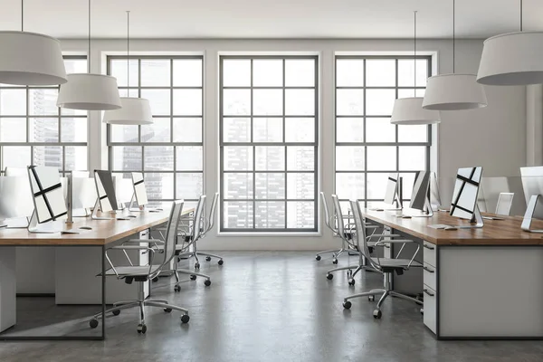 Seitenblick Auf Helle Büroräume Mit Schreibtischen Mit Schreibtischen Sesseln Panoramafenstern — Stockfoto