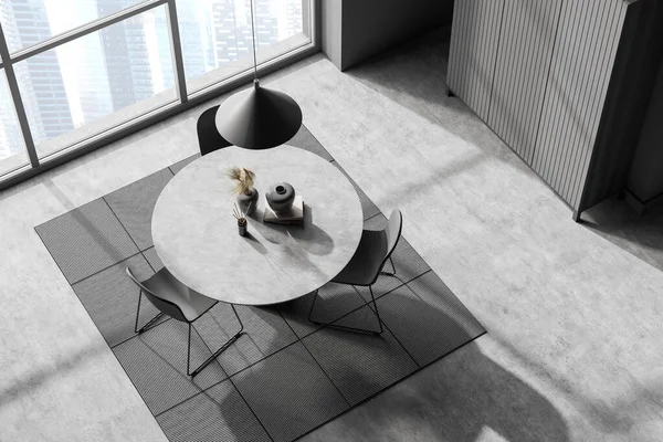 有三把椅子的会议室内部的顶部视图 有艺术装饰的桌子 灰色混凝土地板上的地毯 新加坡摩天大楼的全景窗户 3D渲染 — 图库照片