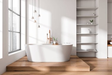 Podyumda küveti olan beyaz bir banyo, ahşap zemin, aksesuarlarla dolu raflar. Şehir manzaralı panoramik pencereli oteldeki yıkama odası, 3D görüntüleme