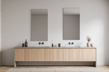 Çift lavabo, iki ayna, ayak havlusu ve ahşap zemini olan beyaz çamaşır odası. Banyo aksesuarları, dekorasyonu ve vazosu olan ahşap bir şifonyer. 3B görüntüleme