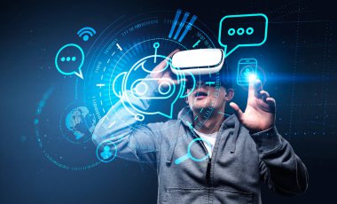 VR kulaklıklı bir adam sanal ekranda, ses konuşmasının hologramına dokunuyor. Bot simgesi ve sosyal ağ işaretleri. Yapay zeka, sanal gerçeklik ve sanat. Destek ve hizmet kavramı