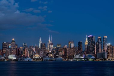 New York City gökdelenleri finans merkezi ve deniz manzarası. Modern megapolis 'te ticaret ve teknoloji kavramı