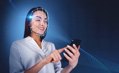 İş kadını gülümsemesi ve parmak dokunuşu telefonu, biyometrik doğrulama ve yüz tanıma. Akıllı telefonun kilidini tarayıcıyla açıyorum. Yüz tanıma ve teknoloji kavramı