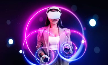 VR gözlükleriyle ve kontrolörlerle gülümseyen iş kadını, neon çemberli siber uzay. Metaverse, engelleme teknolojisi. Alternatif gerçeklik kavramı