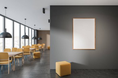 İçi boş beyaz posterli, panoramik pencereli şehir manzaralı, sandalyeli masalar, puflar ve beton zemin. Minimalist tasarım kavramı. Yaratıcı fikir için yer var. Model yap. 3d oluşturma