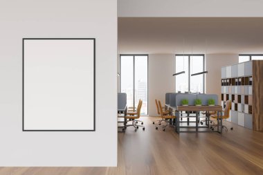Parlak ofis odası içi boş poster, ahşap zemin, beyaz duvarlar, koltuklu masalar, masaüstü, panoramik pencere. Şirket kavramı. Çalışma için uygun bir yer. Model yap. 3d oluşturma